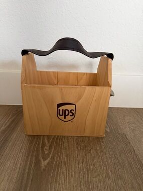 UPS Wooden Bottle Caddy with Handle and Opened